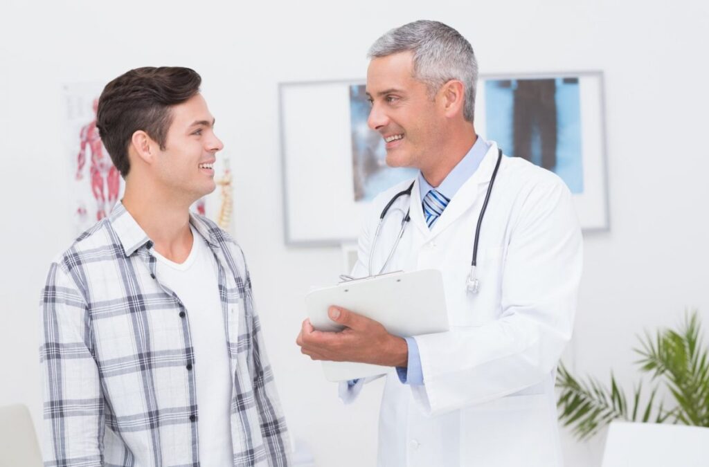 Médico con paciente sonriendo