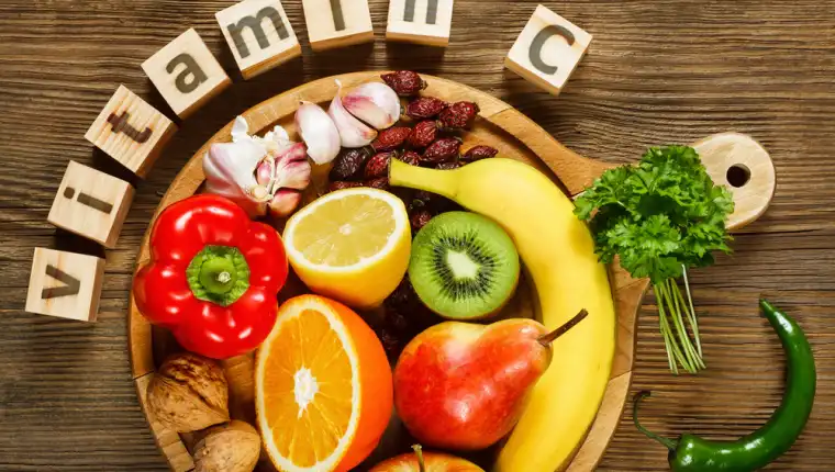 Alimentos con vitamina C sobre la mesa