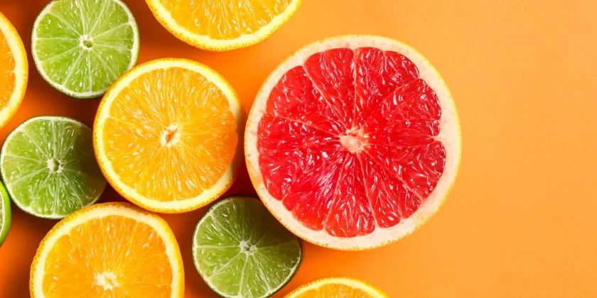 Frutas cítricas (limón, naranja, lima y toronja) cortadas por la mitad 