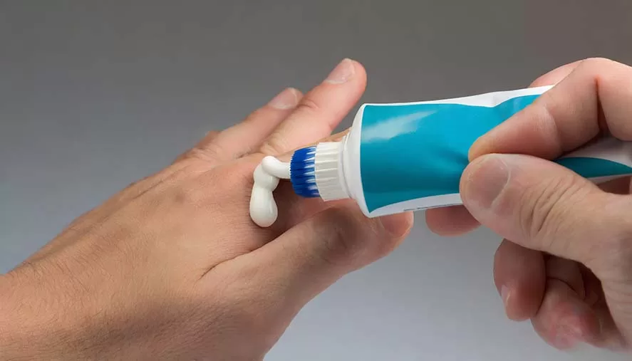 Verruga de la mano es tratada con pasta de dientes